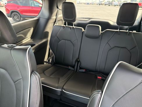 New 2026 Chrysler Pacifica Limited image 14