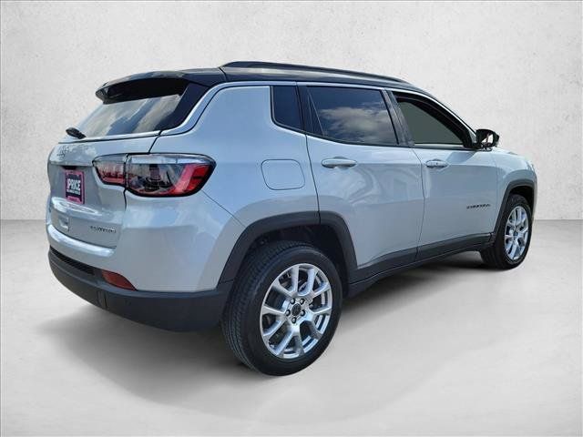 Used 2025 Jeep Compass Limited AWD/4WD image 5