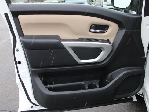 Used 2018 Nissan Titan SV image 17