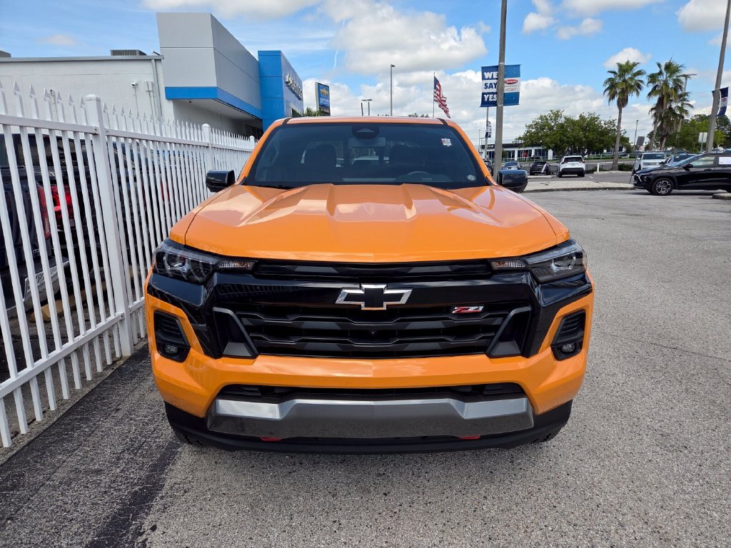 Used 2025 Chevrolet Colorado Z71 w/ Technology Package AWD/4WD image 2