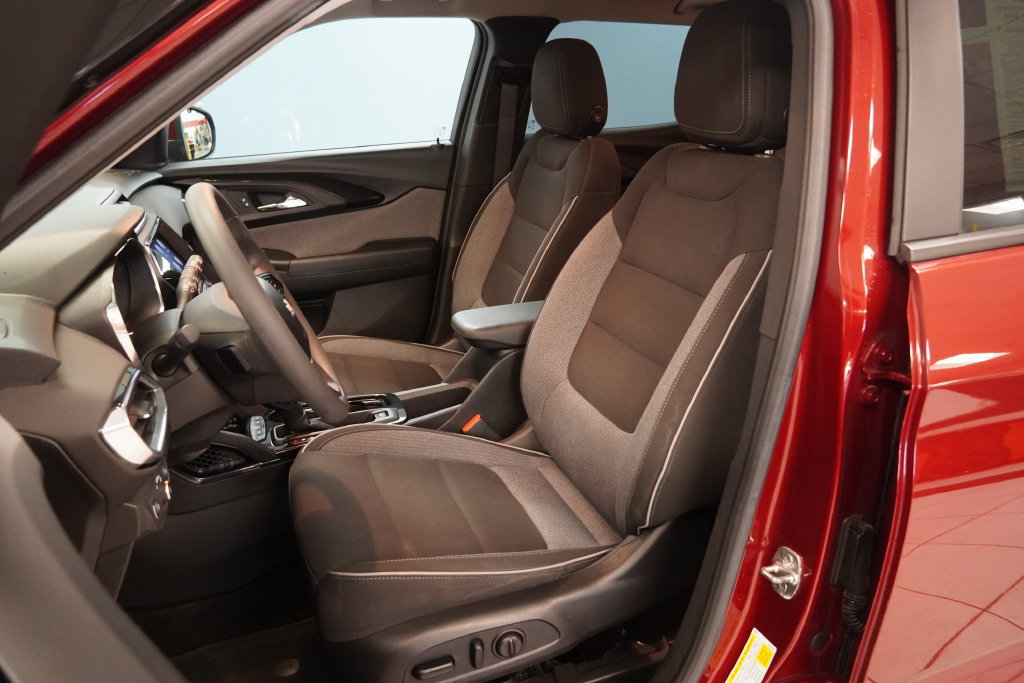Used 2022 Chevrolet TrailBlazer LT w/ Convenience Package FWD image 3