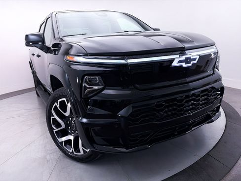 Used 2025 Chevrolet Silverado EV RST AWD/4WD image 3