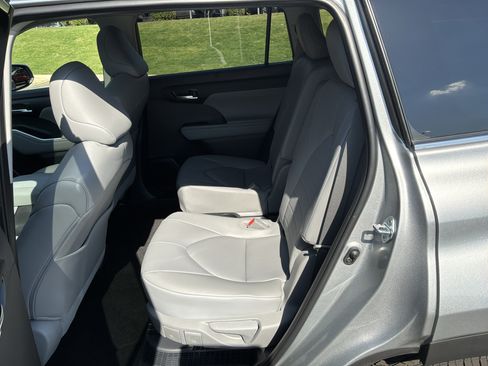 Used 2025 Toyota Highlander XLE AWD/4WD image 31
