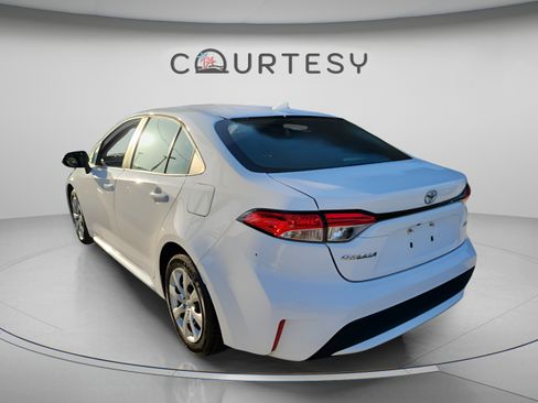 Used 2022 Toyota Corolla LE FWD image 2