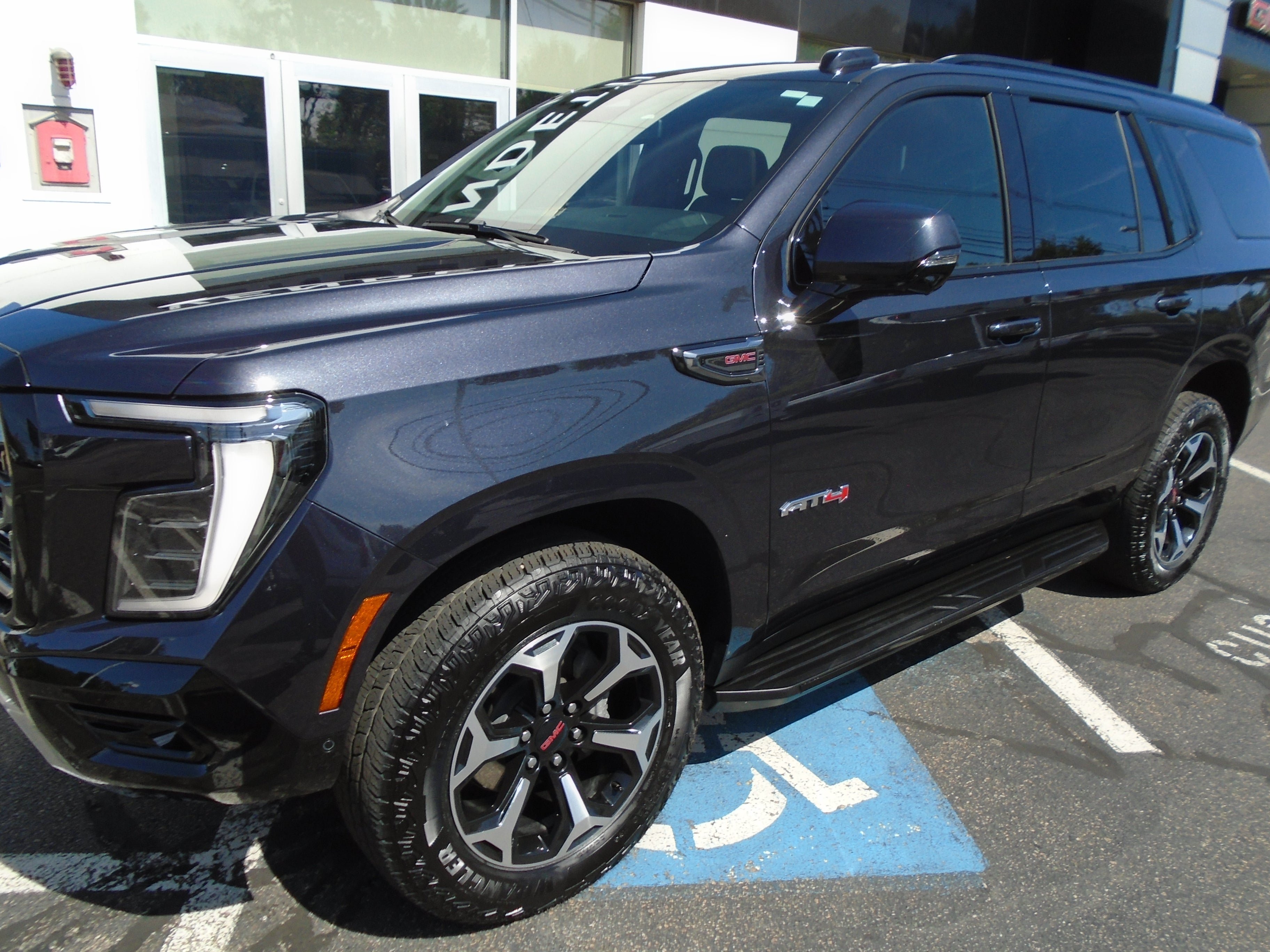 Used 2025 GMC Yukon AT4 AWD/4WD image 10