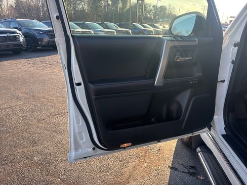 Used 2016 Toyota 4Runner Limited image 10