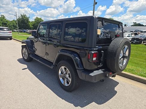 Used 2019 Jeep Wrangler Unlimited Sahara AWD/4WD image 4
