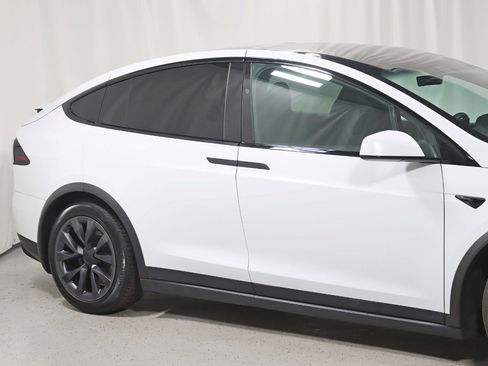 Used 2022 Tesla Model X image 3