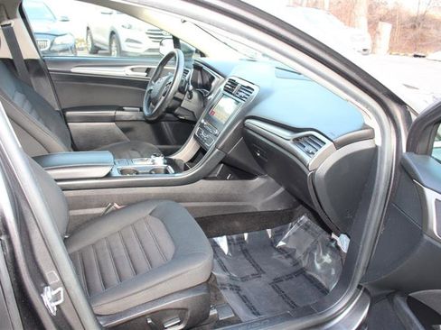 Used 2017 Ford Fusion SE w/ Fusion SE Technology Package image 10