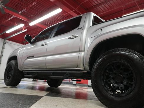 Used 2018 Toyota Tacoma SR5 image 38