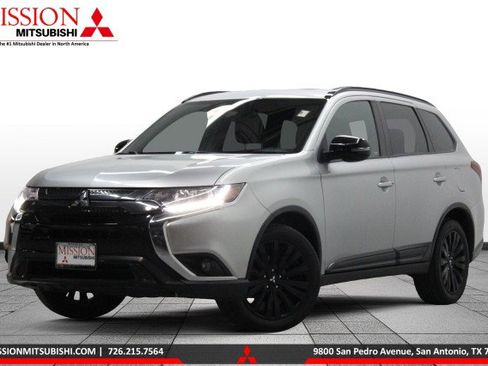 Used 2020 Mitsubishi Outlander LE image 1