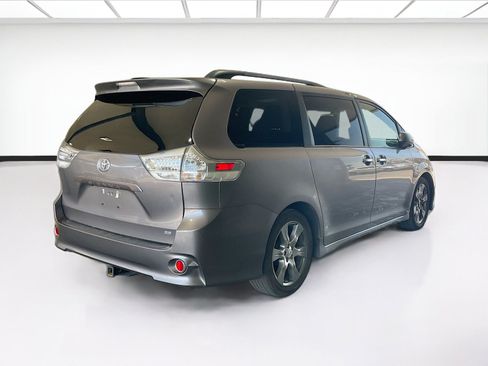 Used 2017 Toyota Sienna SE Premium FWD image 4