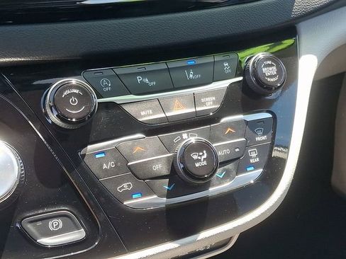 Used 2024 Chrysler Pacifica Touring-L FWD image 16