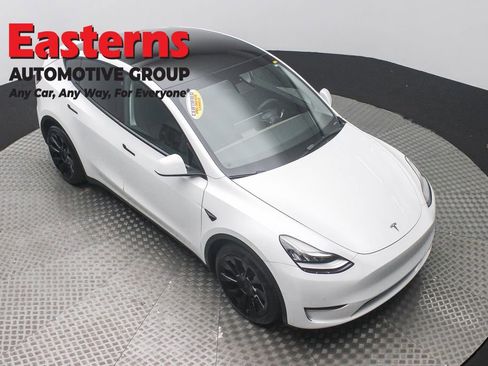 Used 2022 Tesla Model Y Long Range image 3