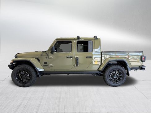 Used 2025 Jeep Gladiator Sport AWD/4WD image 4