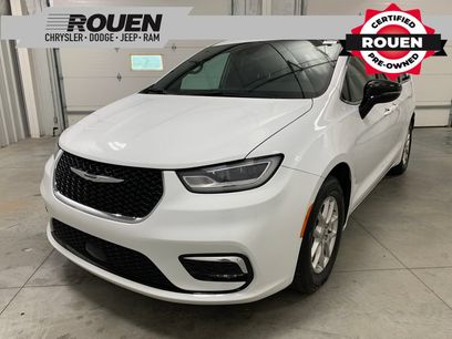 Used 2025 Chrysler Pacifica Select