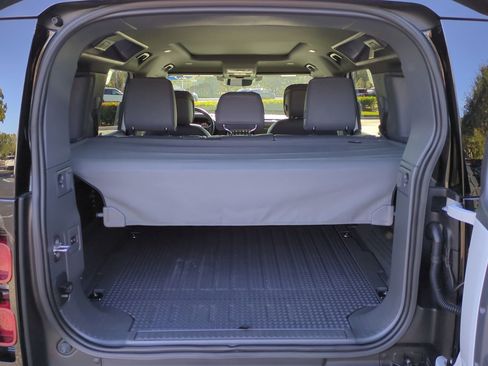 Used 2023 Land Rover Defender 110 X-Dynamic SE image 12