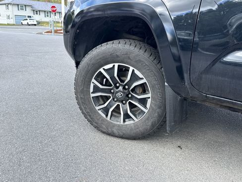 Used 2021 Toyota Tacoma TRD Sport w/ TRD Premium Sport Package AWD/4WD image 31