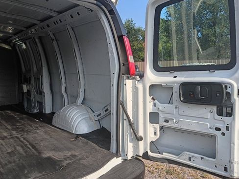 Used 2017 Chevrolet Express 2500 Extended RWD image 21