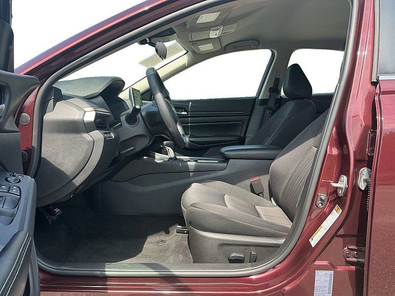 Used 2025 Nissan Altima 2.5 SV FWD image 10