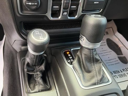 Used 2025 Jeep Wrangler Unlimited Sahara AWD/4WD image 18