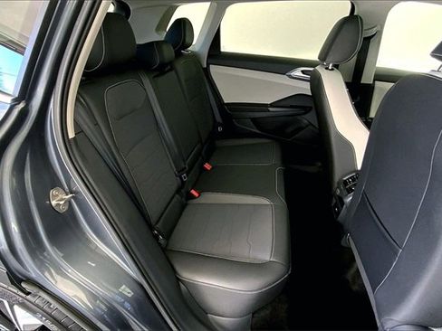 Used 2025 Volkswagen Taos SE w/ Panoramic Sunroof Package image 27