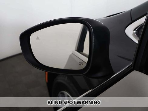 Used 2023 Chrysler Pacifica Touring-L FWD image 4