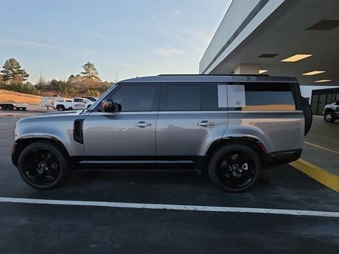 Used 2024 Land Rover Defender 130 X-Dynamic SE image 8