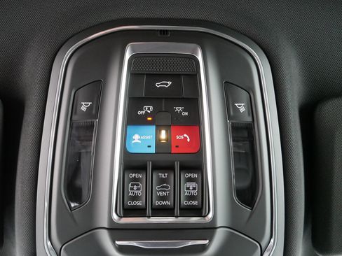 Used 2025 Jeep Grand Cherokee L Limited w/ Luxury Tech Group II image 34