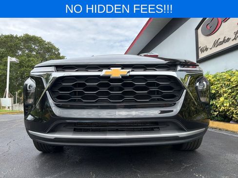 Used 2025 Chevrolet Trax LT w/ Sunroof Package FWD image 3