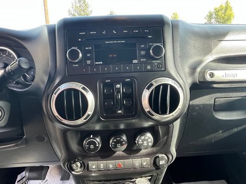 Used 2017 Jeep Wrangler Unlimited Rubicon w/ Cold Weather Group AWD/4WD image 14