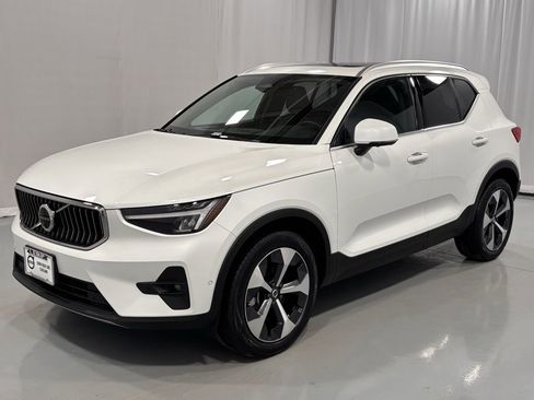 Certified 2025 Volvo XC40 B5 Plus image 1