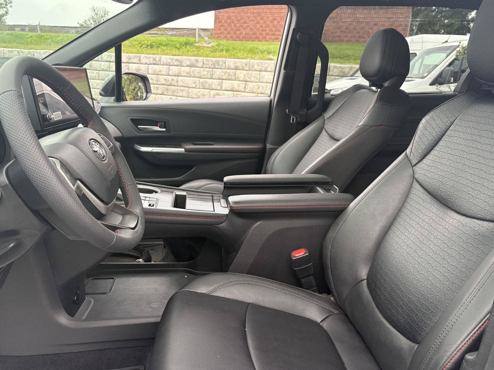 Used 2025 Toyota Sienna XSE w/ XSE Plus Package AWD/4WD image 8