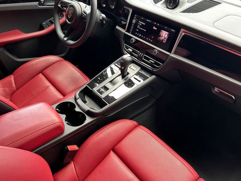 Used 2025 Porsche Macan image 18