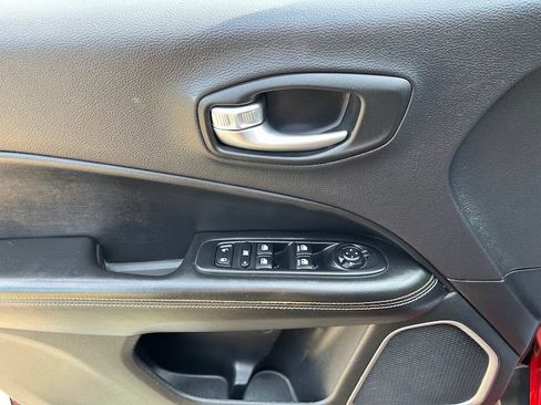 Used 2018 Jeep Compass Latitude w/ Popular Equipment Group AWD/4WD image 6