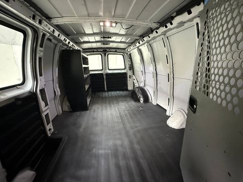 Used 2017 Chevrolet Express 2500 Extended RWD image 41