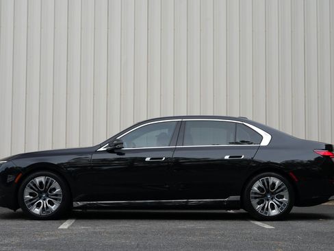Used 2023 BMW i7 xDrive60 AWD/4WD image 9