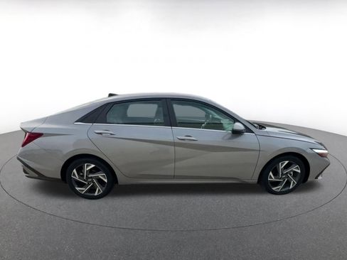 Used 2025 Hyundai Elantra Limited image 16