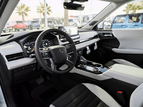 New 2026 Mitsubishi Outlander SE image 2