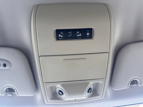 Used 2013 Chrysler Town & Country Touring FWD image 27