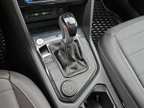 Certified 2025 Volkswagen Taos SE image 14