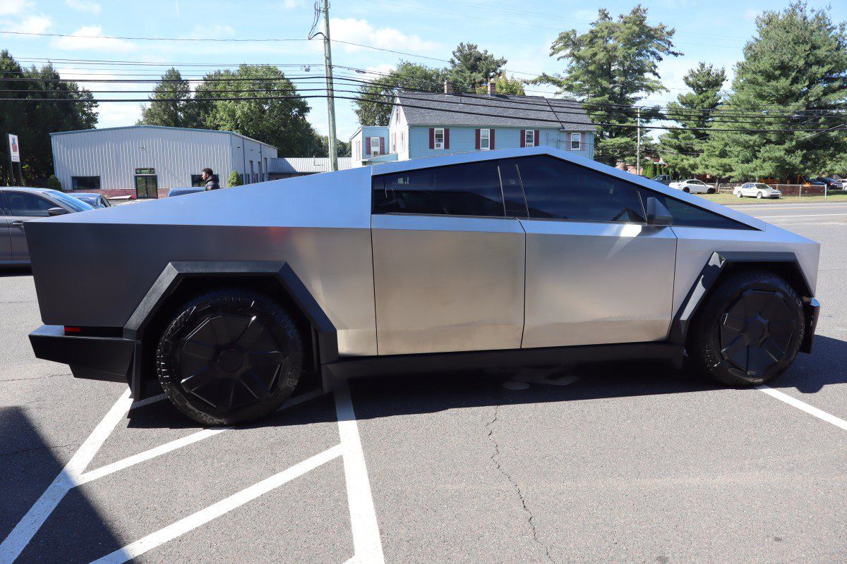 Used 2024 Tesla Cybertruck AWD Crew Cab image 5