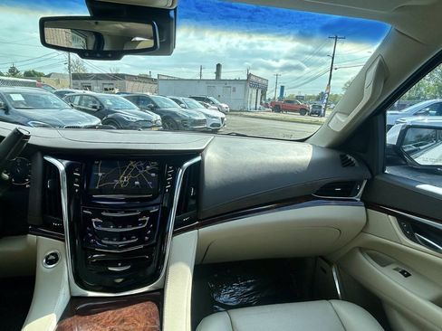 Used 2015 Cadillac Escalade Luxury AWD/4WD image 22