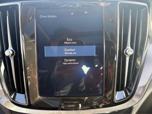 Used 2020 Volvo S60 T6 Momentum image 22