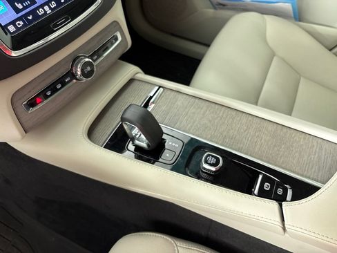Used 2025 Volvo XC90 B6 Plus w/ Protection Package Premier AWD/4WD image 43