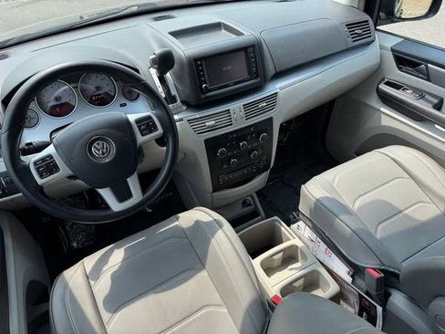 Used 2013 Volkswagen Routan SE FWD image 11
