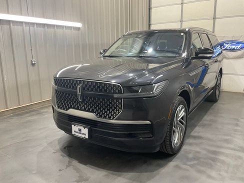 Used 2025 Lincoln Navigator L Reserve AWD/4WD image 2