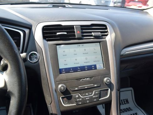 Used 2020 Ford Fusion SE image 25