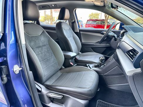 Used 2023 Volkswagen Taos SE w/ Panoramic Sunroof Package FWD image 24