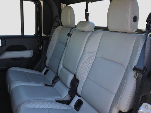 Used 2022 Jeep Gladiator Overland AWD/4WD image 12